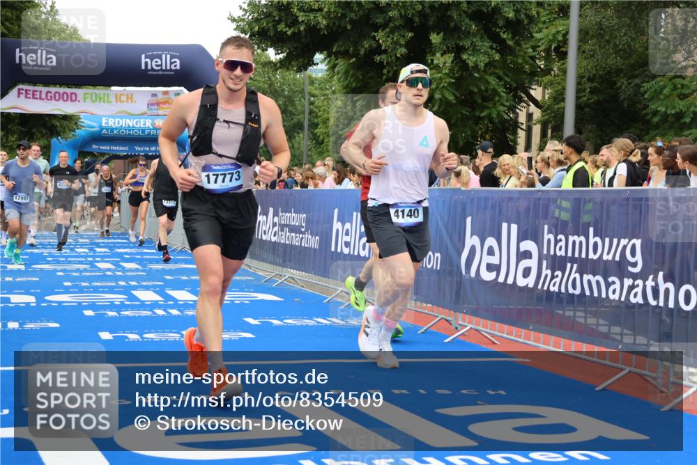 29.06.2025 - hella hamburg halbmarathon Strokosch-Dieckow http://msf.ph/oto/8354509 29.06.2025 10:52:20 Ziel 4140, 4419, 4587, 4837, 5087, 5482, 6164, 7178, 7896, 8371, 8661, 9074, 9876, 11791, 13015, 13211, 13707, 15144, 15446, 17773, 17997 meine-sportfotos.de