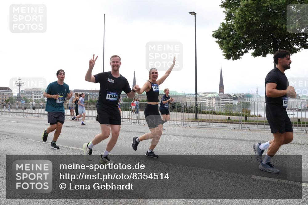 29.06.2025 - hella hamburg halbmarathon Lena Gebhardt http://msf.ph/oto/8354514 29.06.2025 10:38:53 Lombardsbrücke 18504, 16346, 16181, 56, 1232, 1390, 1451, 1721, 2151, 2524, 2534, 2571, 2574, 2576, 2660, 2693, 2998, 3216, 3307, 3323, 3726, 3745, 3841, 3927, 4028, 4139, 4155, 4159, 4257, 4259, 4260, 4316, 4320, 4410, 4883, 4964, 5085, 5089, 5155, 5617, 5684, 5913, 6062, 6112, 6611, 6695, 6696, 6875, 7117, 7148, 7263, 7371, 7561, 7589, 7692, 7815, 7849, 8367, 8457, 8783, 9708, 9974, 9977, 10072, 10315, 10554, 13060 meine-sportfotos.de