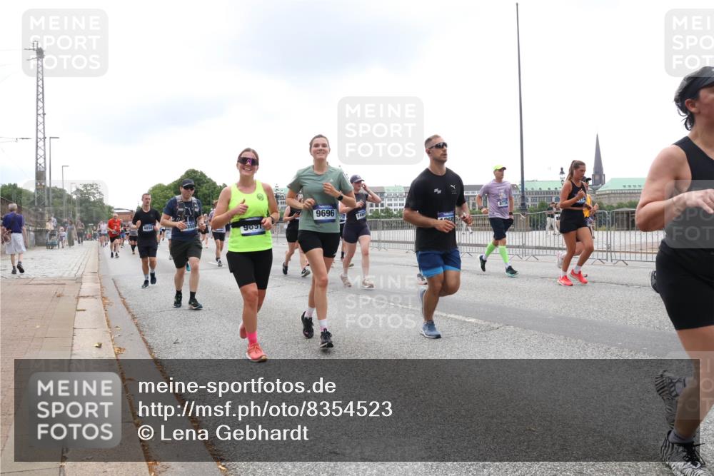 29.06.2025 - hella hamburg halbmarathon Lena Gebhardt http://msf.ph/oto/8354523 29.06.2025 10:48:03 Lombardsbrücke 9691, 9696, 1480, 8774, 1045, 1157, 1174, 1175, 1246, 1392, 1618, 1639, 1645, 1701, 1926, 2037, 2163, 2197, 2418, 2491, 2545, 2650, 2704, 2756, 2790, 2882, 2958, 3049, 3320, 3468, 3504, 3679, 3933, 4327, 4423, 4588, 4856, 5585, 5781, 5886, 5952, 6143, 7240, 7393, 7394, 7427, 7532, 7916, 7970, 8077, 8310, 8521, 8550, 8774, 9356, 9687, 9696, 9697, 9775, 9921, 10145, 10658, 10777, 10794, 10991, 11548, 11742, 11781, 11802, 11909, 12431 meine-sportfotos.de