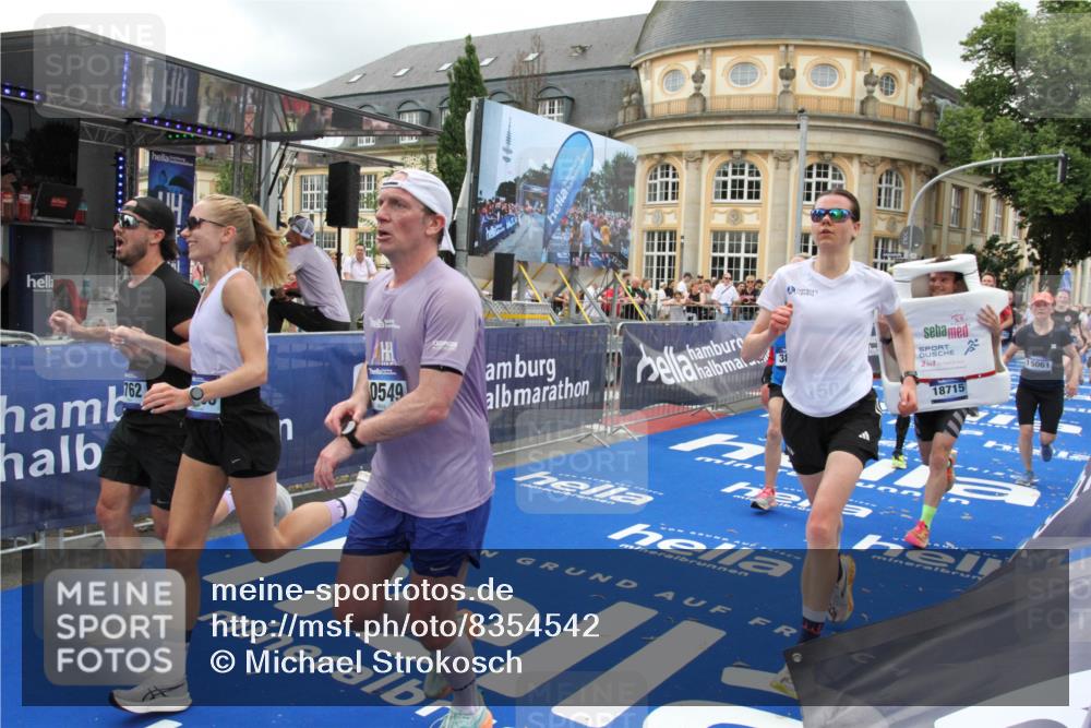 29.06.2025 - hella hamburg halbmarathon Michael Strokosch http://msf.ph/oto/8354542 29.06.2025 10:53:43 Ziel 1502, 2058, 2082, 2518, 2630, 3399, 3819, 5399, 6762, 10549, 10895, 11588, 11589, 11604, 12632, 13865, 14702, 14818, 15061, 15441, 15856, 16092, 17482, 18143, 18514, 18666, 18715 meine-sportfotos.de