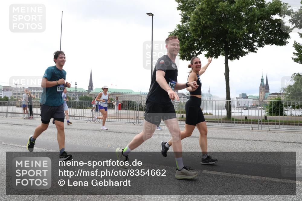 29.06.2025 - hella hamburg halbmarathon Lena Gebhardt http://msf.ph/oto/8354662 29.06.2025 10:38:54 Lombardsbrücke 1850, 1634, 56, 1232, 1390, 1451, 1721, 1760, 2151, 2524, 2534, 2571, 2574, 2576, 2660, 2693, 2998, 3216, 3307, 3323, 3726, 3745, 3841, 3927, 4028, 4139, 4155, 4257, 4259, 4260, 4316, 4320, 4410, 4964, 5085, 5089, 5155, 5617, 5684, 5913, 6062, 6112, 6611, 6695, 6696, 6875, 7117, 7148, 7263, 7371, 7561, 7589, 7692, 7815, 7849, 8367, 8457, 8783, 9708, 9974, 9977, 10001, 10072, 10315, 10554, 13060 meine-sportfotos.de