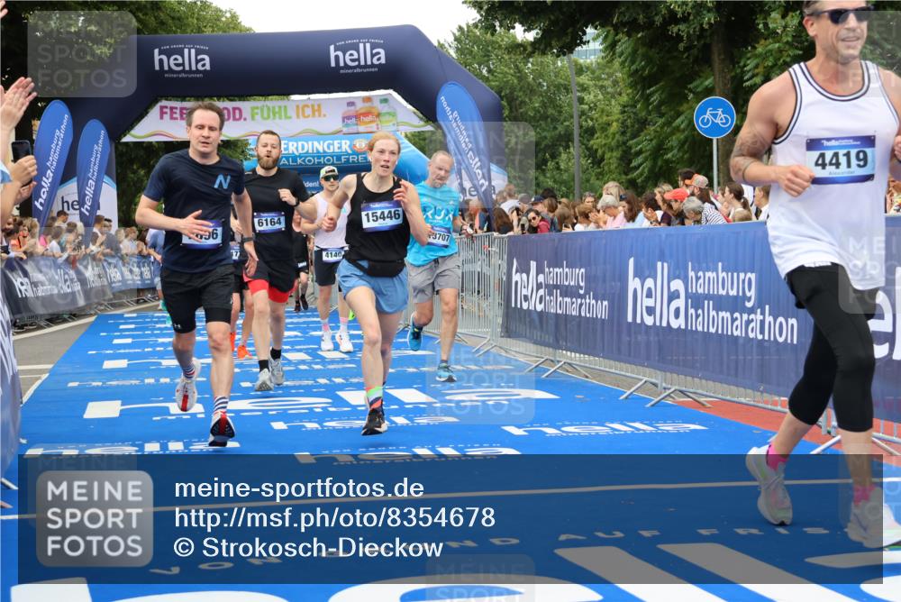 29.06.2025 - hella hamburg halbmarathon Strokosch-Dieckow http://msf.ph/oto/8354678 29.06.2025 10:52:17 Ziel 4140, 4419, 4587, 4837, 5032, 5087, 5482, 6164, 6897, 7896, 9074, 9082, 12135, 13211, 13707, 14300, 15144, 15275, 15446, 16003, 16320, 16591, 17130, 17773, 17997, 18475 meine-sportfotos.de