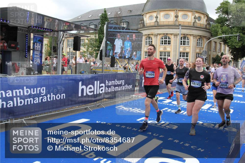 29.06.2025 - hella hamburg halbmarathon Michael Strokosch http://msf.ph/oto/8354687 29.06.2025 10:53:45 Ziel 1502, 2058, 2082, 2518, 2630, 3819, 5399, 6762, 6877, 8285, 8335, 10549, 10895, 11588, 11589, 11604, 12632, 13865, 14702, 14818, 15061, 15441, 16092, 17482, 18143, 18514, 18666, 18715 meine-sportfotos.de
