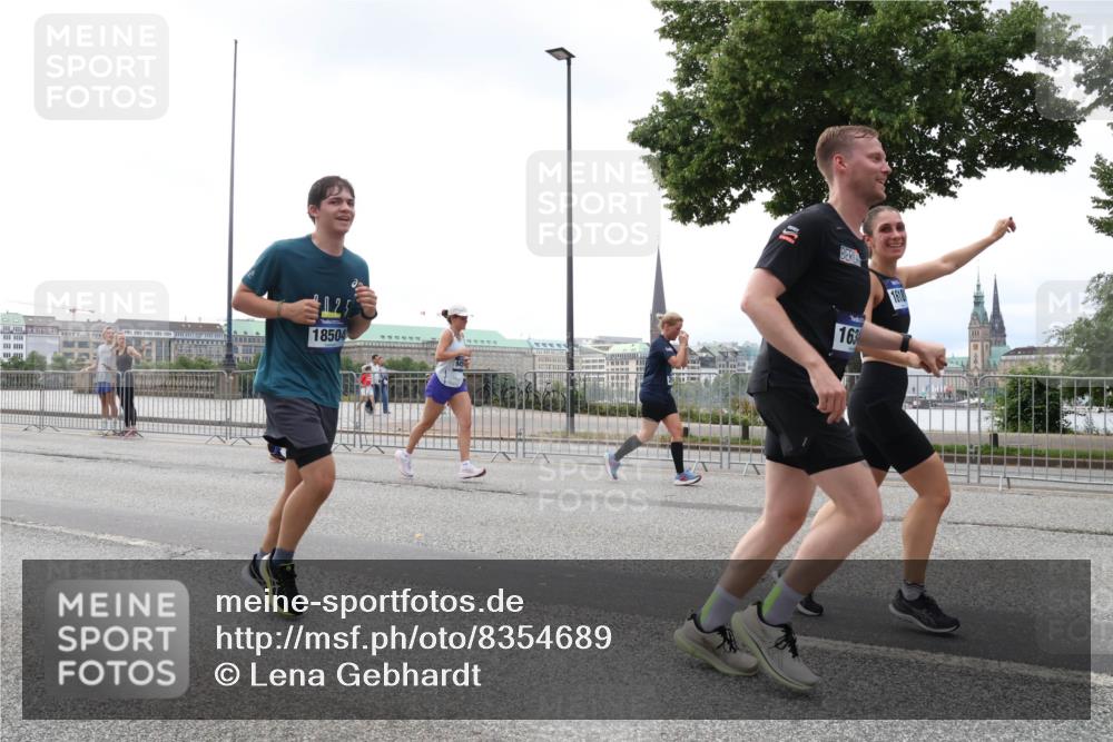 29.06.2025 - hella hamburg halbmarathon Lena Gebhardt http://msf.ph/oto/8354689 29.06.2025 10:38:54 Lombardsbrücke 18504, 163, 56, 1232, 1390, 1451, 1721, 1760, 2151, 2524, 2534, 2571, 2574, 2576, 2660, 2693, 2998, 3216, 3307, 3323, 3726, 3745, 3841, 3927, 4028, 4139, 4155, 4257, 4259, 4260, 4316, 4320, 4410, 4964, 5085, 5089, 5155, 5617, 5684, 5913, 6062, 6112, 6611, 6695, 6696, 6875, 7117, 7148, 7263, 7371, 7561, 7589, 7692, 7815, 7849, 8367, 8457, 8783, 9708, 9974, 9977, 10001, 10072, 10315, 10554, 13060 meine-sportfotos.de