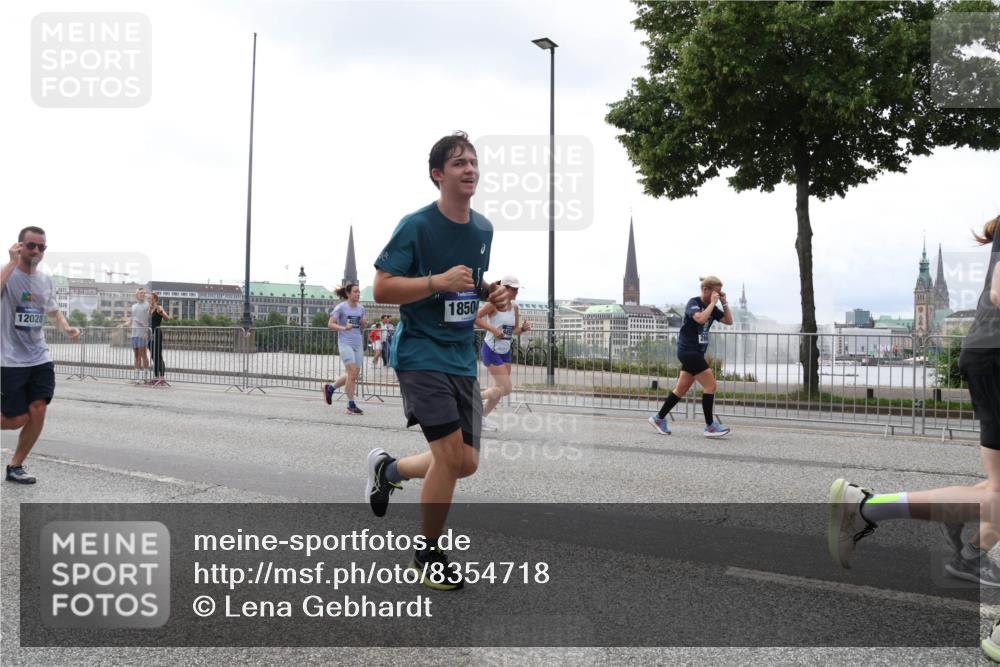 29.06.2025 - hella hamburg halbmarathon Lena Gebhardt http://msf.ph/oto/8354718 29.06.2025 10:38:54 Lombardsbrücke 12028, 1850, 56, 1232, 1390, 1451, 1721, 1760, 2151, 2524, 2534, 2571, 2574, 2576, 2660, 2693, 2998, 3216, 3307, 3323, 3726, 3745, 3841, 3927, 4028, 4139, 4155, 4257, 4259, 4260, 4316, 4320, 4410, 4964, 5085, 5089, 5155, 5617, 5684, 5913, 6062, 6112, 6611, 6695, 6696, 6875, 7117, 7148, 7263, 7371, 7561, 7589, 7692, 7815, 7849, 8367, 8457, 8783, 9708, 9974, 9977, 10001, 10072, 10315, 10554, 13060 meine-sportfotos.de