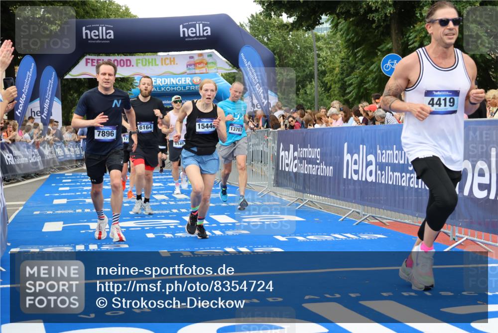 29.06.2025 - hella hamburg halbmarathon Strokosch-Dieckow http://msf.ph/oto/8354724 29.06.2025 10:52:17 Ziel 4140, 4419, 4587, 4837, 5032, 5087, 5482, 6164, 6897, 7896, 9074, 9082, 12135, 13211, 13707, 14300, 15144, 15275, 15446, 16003, 16320, 16591, 17130, 17773, 17997, 18475 meine-sportfotos.de