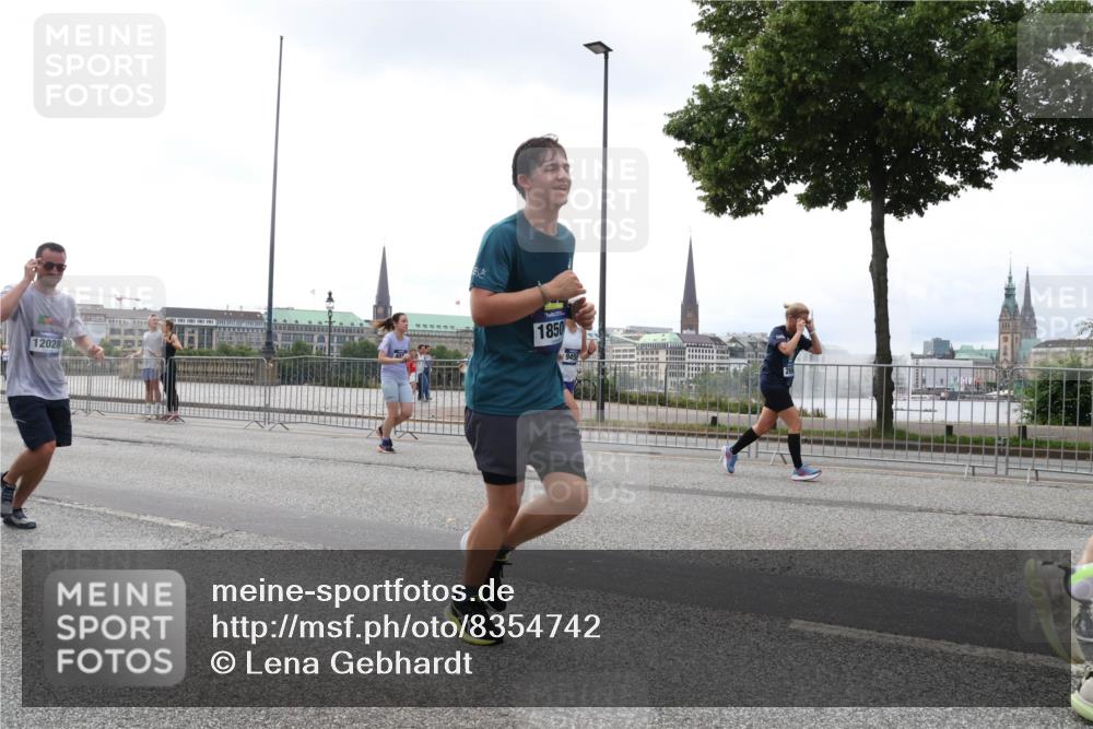 29.06.2025 - hella hamburg halbmarathon Lena Gebhardt http://msf.ph/oto/8354742 29.06.2025 10:38:54 Lombardsbrücke 12028, 1850, 56, 1232, 1390, 1451, 1721, 1760, 2151, 2524, 2534, 2571, 2574, 2576, 2660, 2693, 2998, 3216, 3307, 3323, 3726, 3745, 3841, 3927, 4028, 4139, 4155, 4257, 4259, 4260, 4316, 4320, 4410, 4964, 5085, 5089, 5155, 5617, 5684, 5913, 6062, 6112, 6611, 6695, 6696, 6875, 7117, 7148, 7263, 7371, 7561, 7589, 7692, 7815, 7849, 8367, 8457, 8783, 9708, 9974, 9977, 10001, 10072, 10315, 10554, 13060 meine-sportfotos.de