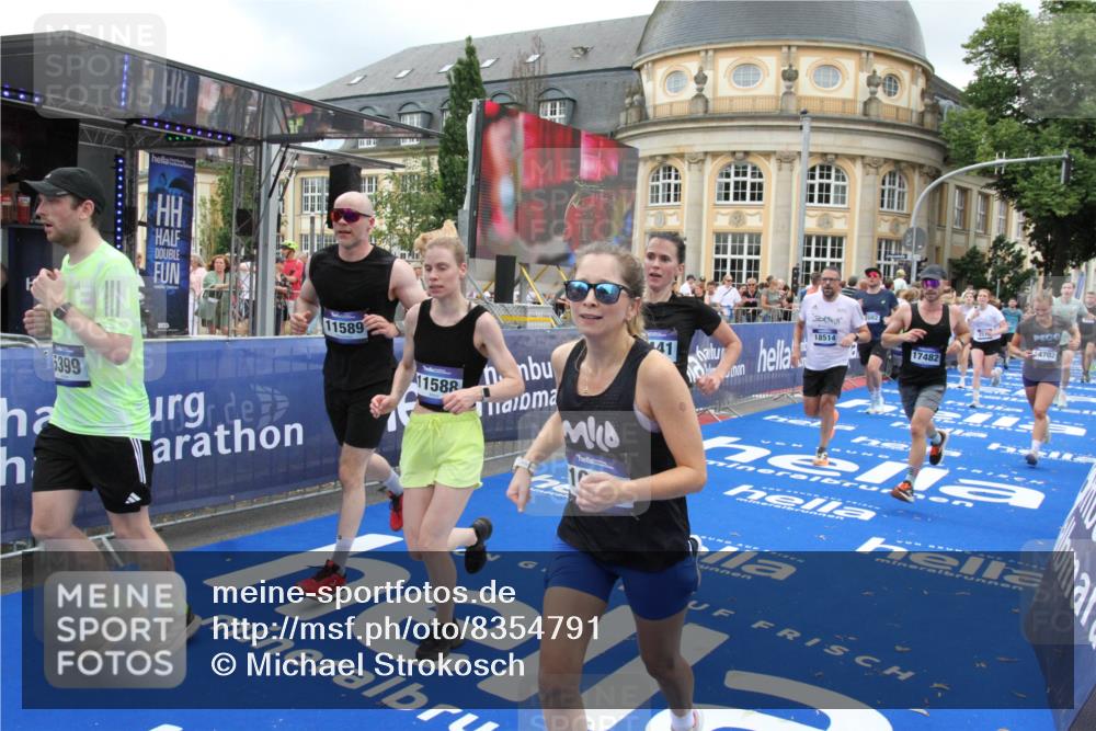 29.06.2025 - hella hamburg halbmarathon Michael Strokosch http://msf.ph/oto/8354791 29.06.2025 10:53:47 Ziel 1422, 2058, 2082, 2518, 5399, 5607, 6877, 7177, 8285, 8335, 10529, 10895, 11588, 11589, 11604, 13865, 14702, 14818, 15061, 15441, 16092, 17482, 17740, 18143, 18249, 18514 meine-sportfotos.de