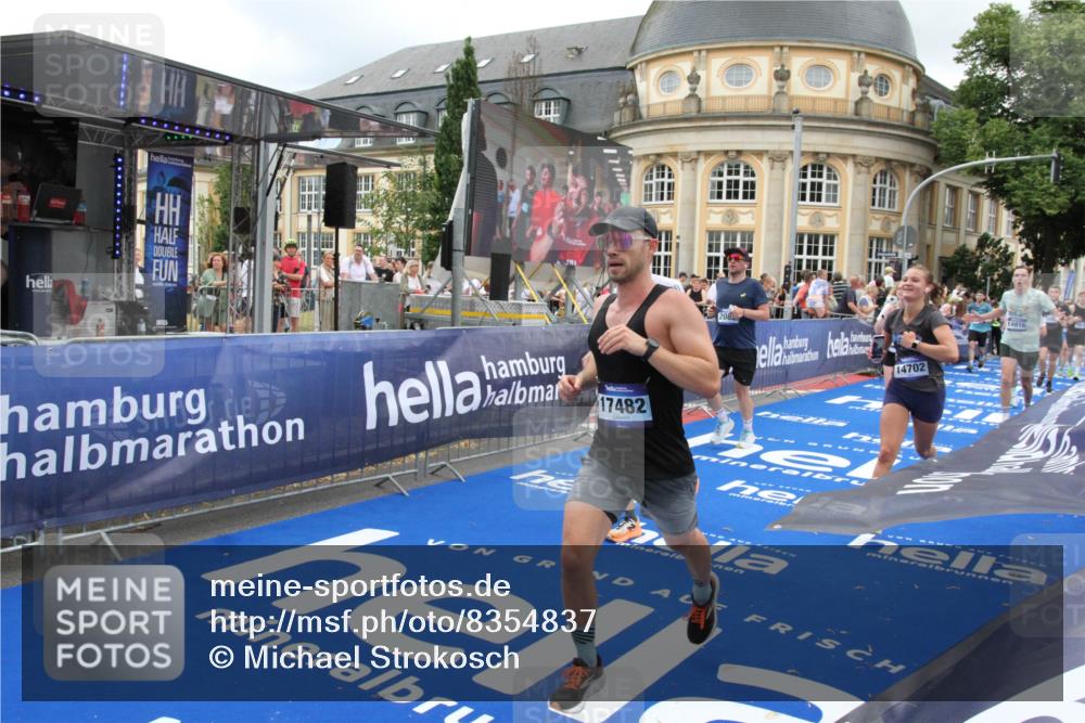 29.06.2025 - hella hamburg halbmarathon Michael Strokosch http://msf.ph/oto/8354837 29.06.2025 10:53:48 Ziel 1422, 2058, 2082, 2518, 5399, 5607, 6260, 6877, 7177, 8285, 8335, 9922, 10529, 10895, 11588, 11589, 11604, 14702, 14818, 15441, 15502, 16092, 17482, 17740, 18143, 18249, 18487, 18514, 18759 meine-sportfotos.de