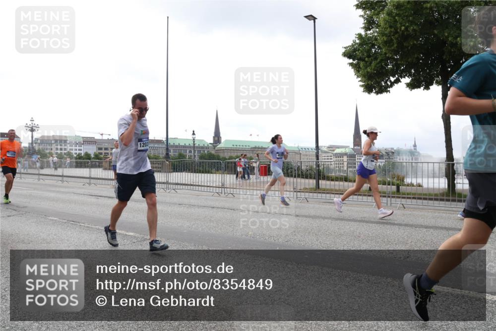 29.06.2025 - hella hamburg halbmarathon Lena Gebhardt http://msf.ph/oto/8354849 29.06.2025 10:38:55 Lombardsbrücke 11059, 1202, 56, 1232, 1390, 1451, 1721, 1760, 2524, 2534, 2571, 2574, 2576, 2660, 2693, 2893, 2998, 3216, 3307, 3323, 3726, 3745, 3927, 4028, 4139, 4155, 4257, 4259, 4260, 4316, 4320, 4410, 4964, 5085, 5089, 5155, 5617, 5684, 5913, 6062, 6112, 6611, 6695, 6696, 6875, 7117, 7148, 7263, 7371, 7561, 7589, 7692, 7815, 7849, 8367, 8457, 8783, 9446, 9708, 9974, 9977, 10001, 10072, 10315, 10554, 13060 meine-sportfotos.de
