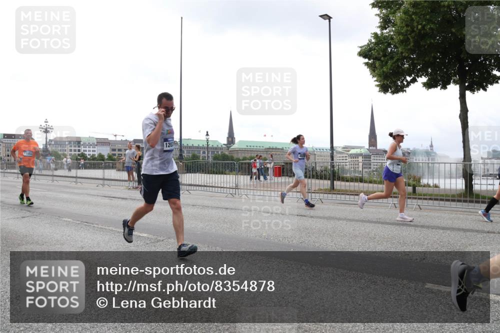 29.06.2025 - hella hamburg halbmarathon Lena Gebhardt http://msf.ph/oto/8354878 29.06.2025 10:38:55 Lombardsbrücke 11059, 1202, 56, 1232, 1390, 1451, 1721, 1760, 2524, 2534, 2571, 2574, 2576, 2660, 2693, 2893, 2998, 3216, 3307, 3323, 3726, 3745, 3927, 4028, 4139, 4155, 4257, 4259, 4260, 4316, 4320, 4410, 4964, 5085, 5089, 5155, 5617, 5684, 5913, 6062, 6112, 6611, 6695, 6696, 6875, 7117, 7148, 7263, 7371, 7561, 7589, 7692, 7815, 7849, 8367, 8457, 8783, 9446, 9708, 9974, 9977, 10001, 10072, 10315, 10554, 13060 meine-sportfotos.de