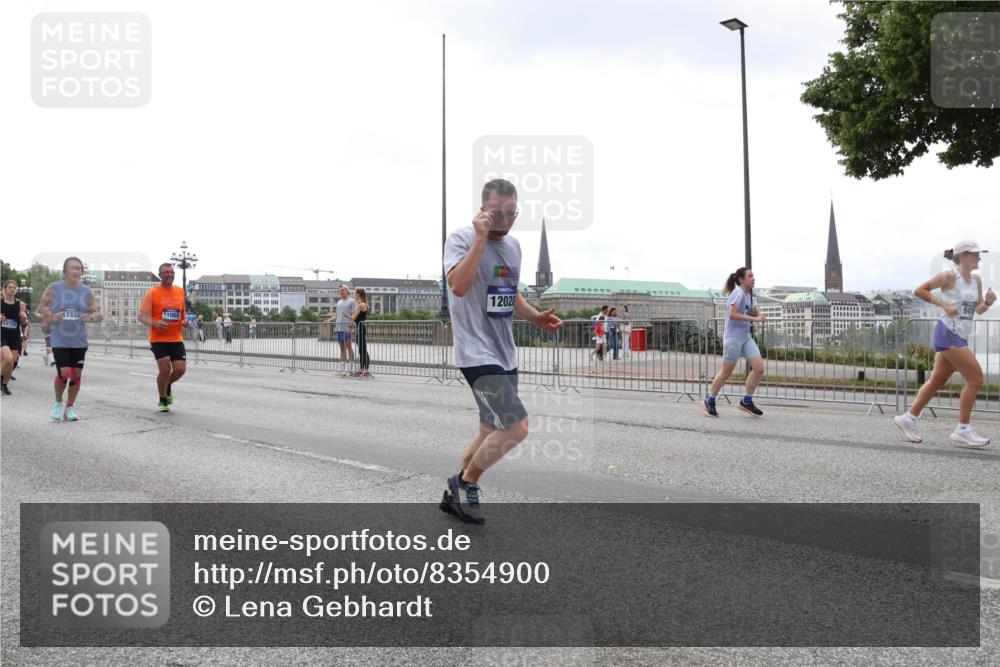29.06.2025 - hella hamburg halbmarathon Lena Gebhardt http://msf.ph/oto/8354900 29.06.2025 10:38:55 Lombardsbrücke 12722, 11059, 12028, 945, 56, 1232, 1390, 1451, 1721, 1760, 2524, 2534, 2571, 2574, 2576, 2660, 2693, 2893, 2998, 3216, 3307, 3323, 3726, 3745, 3927, 4028, 4139, 4155, 4257, 4259, 4260, 4316, 4320, 4410, 4964, 5085, 5089, 5155, 5617, 5684, 5913, 6062, 6112, 6611, 6695, 6696, 6875, 7117, 7148, 7263, 7371, 7561, 7589, 7692, 7815, 7849, 8367, 8457, 8783, 9446, 9708, 9974, 9977, 10001, 10072, 10315, 10554, 13060 meine-sportfotos.de