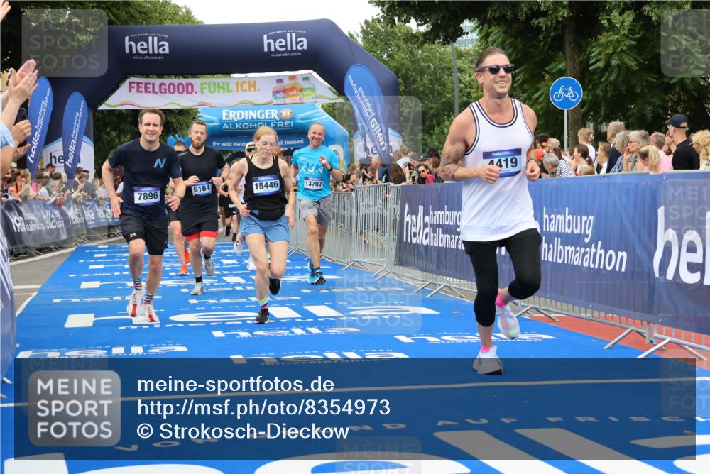 29.06.2025 - hella hamburg halbmarathon Strokosch-Dieckow http://msf.ph/oto/8354973 29.06.2025 10:52:17 Ziel 4140, 4419, 4587, 4837, 5032, 5087, 5482, 6164, 6897, 7896, 9074, 9082, 12135, 13211, 13707, 14300, 15144, 15275, 15446, 16003, 16320, 16591, 17130, 17773, 17997, 18475 meine-sportfotos.de