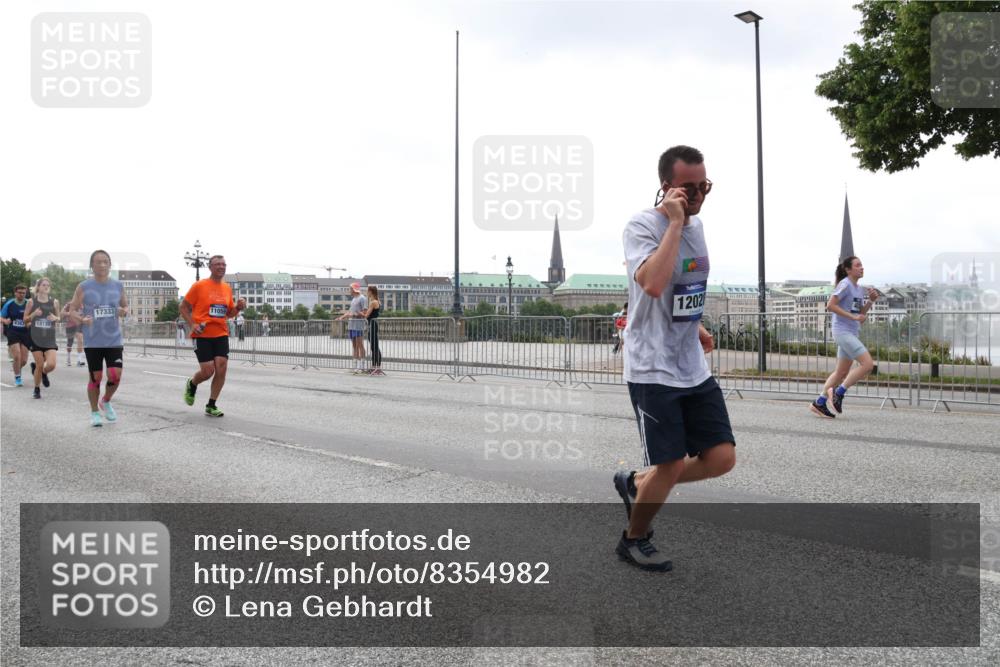 29.06.2025 - hella hamburg halbmarathon Lena Gebhardt http://msf.ph/oto/8354982 29.06.2025 10:38:55 Lombardsbrücke 312722, 17333, 11059, 1202, 56, 1232, 1390, 1451, 1721, 1760, 2524, 2534, 2571, 2574, 2576, 2660, 2693, 2893, 2998, 3216, 3307, 3323, 3726, 3745, 3927, 4028, 4139, 4155, 4257, 4259, 4260, 4316, 4320, 4410, 4964, 5085, 5089, 5155, 5617, 5684, 5913, 6062, 6112, 6611, 6695, 6696, 6875, 7117, 7148, 7263, 7371, 7561, 7589, 7692, 7815, 7849, 8367, 8457, 8783, 9446, 9708, 9974, 9977, 10001, 10072, 10315, 10554, 13060 meine-sportfotos.de