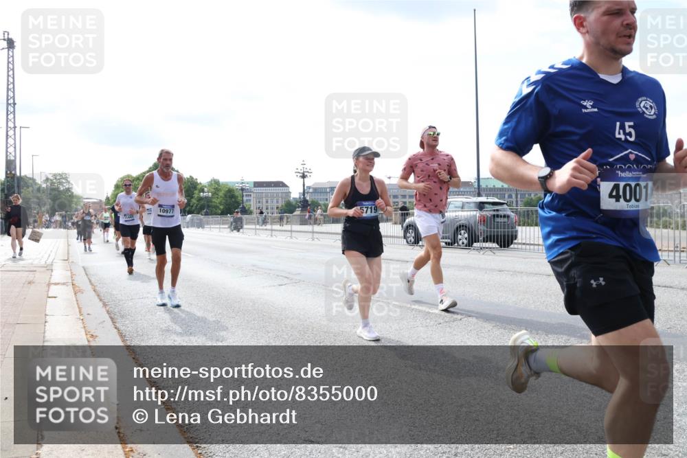 29.06.2025 - hella hamburg halbmarathon Lena Gebhardt http://msf.ph/oto/8355000 29.06.2025 10:13:53 Lombardsbrücke 11441, 10977, 5719, 45, 4001, 1131, 1194, 1480, 1890, 2055, 2359, 2721, 2904, 2987, 4001, 4032, 4795, 4950, 4962, 5232, 5546, 5631, 5719, 6026, 6287, 6710, 6717, 6724, 7446, 7447, 7460, 7462, 7913, 8057, 8279, 8673, 9128, 9612, 9631, 9886, 10442, 10443, 10977, 11441, 11987, 12313, 12797, 12928, 12929, 12938, 13331, 13788, 13928, 15085, 15482, 15663, 15721, 15722, 15840, 16491, 17439, 17472, 17985, 18041, 18222, 18231, 18236, 18239 meine-sportfotos.de