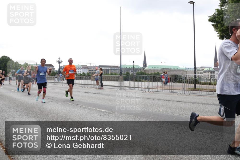 29.06.2025 - hella hamburg halbmarathon Lena Gebhardt http://msf.ph/oto/8355021 29.06.2025 10:38:56 Lombardsbrücke 17333, 11059, 1, 56, 1232, 1390, 1451, 1721, 1760, 2524, 2534, 2571, 2574, 2576, 2660, 2693, 2893, 2998, 3216, 3307, 3323, 3726, 3745, 3927, 4028, 4139, 4155, 4257, 4259, 4260, 4316, 4320, 4410, 4964, 5617, 5684, 5913, 6062, 6112, 6611, 6695, 6696, 6875, 7148, 7263, 7371, 7506, 7561, 7589, 7692, 7815, 7849, 8367, 8457, 8783, 9446, 9708, 9974, 9977, 10001, 10072, 10315, 10516, 10554, 13060 meine-sportfotos.de