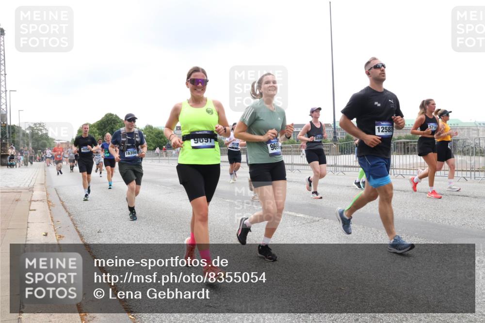 29.06.2025 - hella hamburg halbmarathon Lena Gebhardt http://msf.ph/oto/8355054 29.06.2025 10:48:03 Lombardsbrücke 4856, 16356, 9697, 15730, 969, 12582, 5714, 1045, 1157, 1174, 1175, 1246, 1392, 1618, 1639, 1645, 1701, 1926, 2037, 2163, 2197, 2418, 2491, 2545, 2650, 2704, 2756, 2790, 2882, 2958, 3049, 3320, 3468, 3504, 3679, 3933, 4327, 4423, 4588, 4856, 5585, 5781, 5886, 5952, 6143, 7240, 7393, 7394, 7427, 7532, 7916, 7970, 8077, 8310, 8521, 8550, 8774, 9356, 9687, 9696, 9697, 9775, 9921, 10145, 10658, 10777, 10794, 10991, 11548, 11742, 11781, 11802, 11909, 12431 meine-sportfotos.de