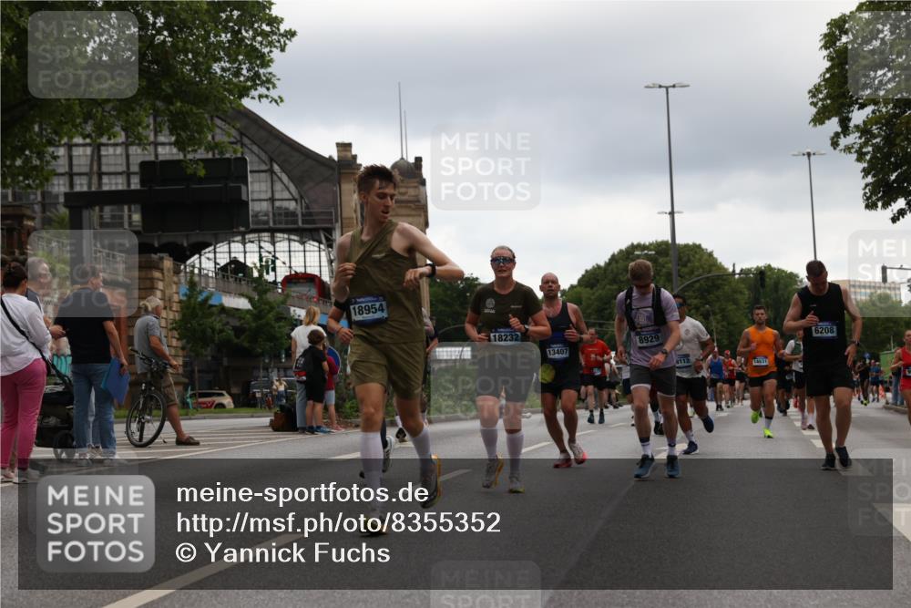 29.06.2025 - hella hamburg halbmarathon Yannick Fuchs http://msf.ph/oto/8355352 29.06.2025 10:52:59 20KM 1285, 1642, 1946, 1951, 2006, 2027, 2584, 2677, 2855, 2957, 2978, 3181, 3983, 4088, 4592, 5084, 5347, 5633, 6202, 6208, 6636, 6860, 6997, 7223, 7476, 8290, 8392, 8929, 9156, 9353, 9655, 10036, 10759, 10915, 10943, 12633, 13407, 14375, 14631, 14914, 15240, 15263, 15824, 16160, 16206, 16341, 16563, 16922, 16924, 17017, 17346, 17782, 17810, 17852, 17931, 18112, 18153, 18232, 18266, 18327, 18556, 18730, 18954 meine-sportfotos.de