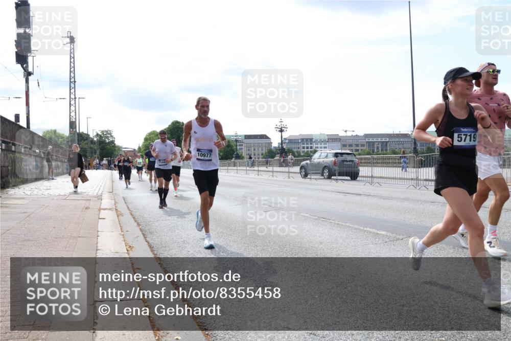 29.06.2025 - hella hamburg halbmarathon Lena Gebhardt http://msf.ph/oto/8355458 29.06.2025 10:13:54 Lombardsbrücke 1144, 10977, 5719, 1131, 1194, 1480, 1890, 2055, 2359, 2721, 2904, 2987, 4001, 4032, 4795, 4950, 4962, 5232, 5546, 5631, 5719, 6026, 6287, 6710, 6717, 6724, 7446, 7447, 7460, 7462, 7913, 8057, 8279, 8673, 9128, 9612, 9631, 9886, 10442, 10443, 10977, 11441, 11987, 12313, 12797, 12928, 12929, 12938, 13331, 13788, 13928, 15085, 15482, 15663, 15721, 15722, 15840, 16491, 17439, 17472, 17985, 18041, 18222, 18231, 18236, 18239 meine-sportfotos.de