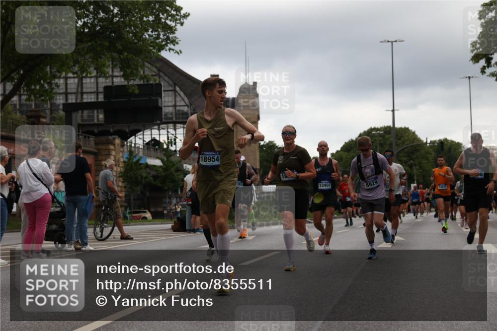 29.06.2025 - hella hamburg halbmarathon Yannick Fuchs http://msf.ph/oto/8355511 29.06.2025 10:52:59 20KM 1285, 1642, 1946, 1951, 2006, 2027, 2584, 2677, 2855, 2957, 2978, 3181, 3983, 4088, 4592, 5084, 5347, 5633, 6202, 6208, 6636, 6860, 6997, 7223, 7476, 8290, 8392, 8929, 9156, 9353, 9655, 10036, 10759, 10915, 10943, 12633, 13407, 14375, 14631, 14914, 15240, 15263, 15824, 16160, 16206, 16341, 16563, 16922, 16924, 17017, 17346, 17782, 17810, 17852, 17931, 18112, 18153, 18232, 18266, 18327, 18556, 18730, 18954 meine-sportfotos.de