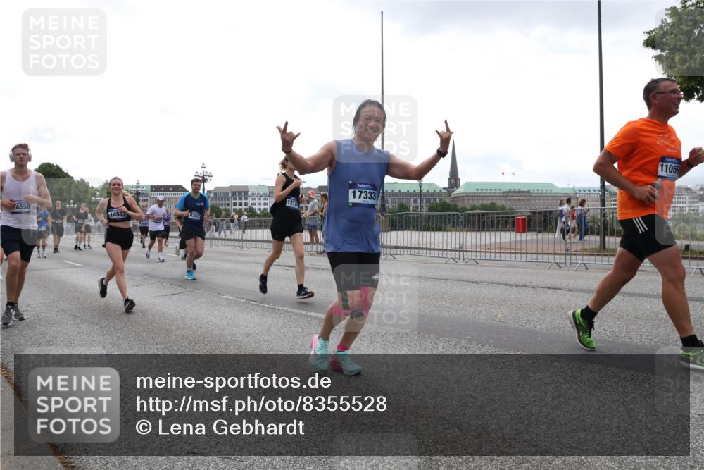 29.06.2025 - hella hamburg halbmarathon Lena Gebhardt http://msf.ph/oto/8355528 29.06.2025 10:38:58 Lombardsbrücke 4558, 14557, 8367, 1272, 17333, 11059, 56, 1232, 1390, 1451, 1721, 1760, 2524, 2534, 2571, 2574, 2576, 2660, 2693, 2893, 2998, 3216, 3307, 3323, 3726, 3745, 3927, 4028, 4257, 4259, 4260, 4316, 4320, 4410, 4523, 4659, 4964, 5617, 5684, 5913, 6062, 6112, 6611, 6695, 6696, 6875, 7148, 7263, 7341, 7371, 7506, 7561, 7589, 7692, 7815, 7849, 8243, 8367, 8457, 8783, 9420, 9446, 9708, 9974, 9977, 10001, 10072, 10315, 10516, 10554, 13060 meine-sportfotos.de