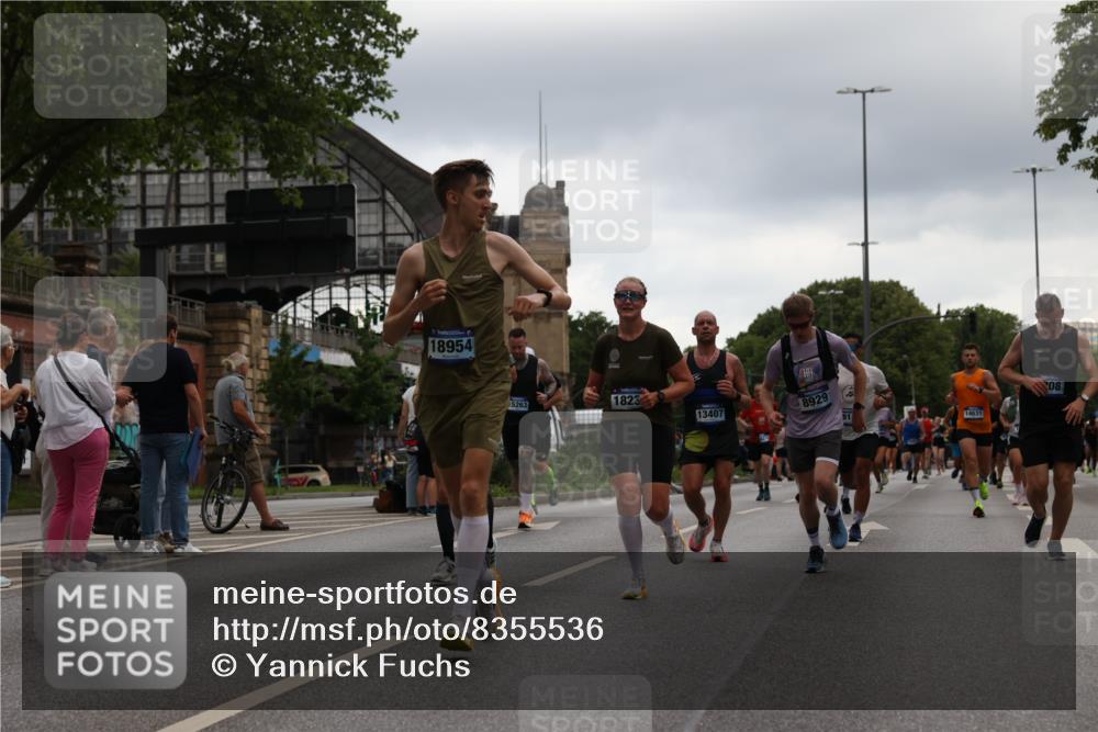 29.06.2025 - hella hamburg halbmarathon Yannick Fuchs http://msf.ph/oto/8355536 29.06.2025 10:52:59 20KM 1285, 1642, 1946, 1951, 2006, 2027, 2584, 2677, 2855, 2957, 2978, 3181, 3983, 4088, 4592, 5084, 5347, 5633, 6202, 6208, 6636, 6860, 6997, 7223, 7476, 8290, 8392, 8929, 9156, 9353, 9655, 10036, 10759, 10915, 10943, 12633, 13407, 14375, 14631, 14914, 15240, 15263, 15824, 16160, 16206, 16341, 16563, 16922, 16924, 17017, 17346, 17782, 17810, 17852, 17931, 18112, 18153, 18232, 18266, 18327, 18556, 18730, 18954 meine-sportfotos.de