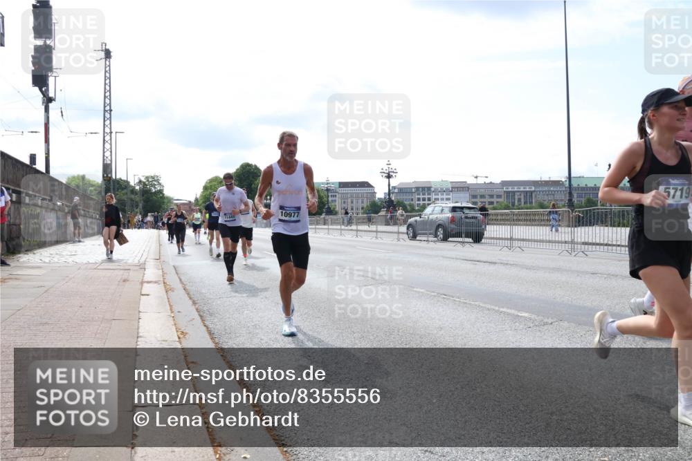 29.06.2025 - hella hamburg halbmarathon Lena Gebhardt http://msf.ph/oto/8355556 29.06.2025 10:13:54 Lombardsbrücke 5719, 10977, 11441, 1131, 1194, 1480, 1890, 2055, 2359, 2721, 2904, 2987, 4001, 4032, 4795, 4950, 4962, 5232, 5546, 5631, 5719, 6026, 6287, 6710, 6717, 6724, 7446, 7447, 7460, 7462, 7913, 8057, 8279, 8673, 9128, 9612, 9631, 9886, 10442, 10443, 10977, 11441, 11987, 12313, 12797, 12928, 12929, 12938, 13331, 13788, 13928, 15085, 15482, 15663, 15721, 15722, 15840, 16491, 17439, 17472, 17985, 18041, 18222, 18231, 18236, 18239 meine-sportfotos.de