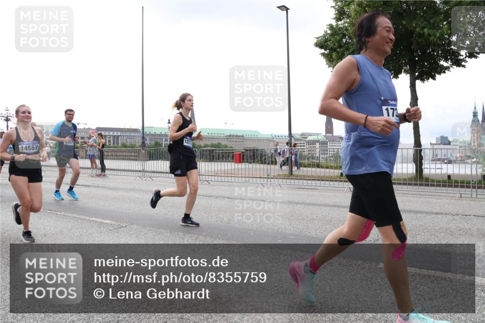29.06.2025 - hella hamburg halbmarathon Lena Gebhardt http://msf.ph/oto/8355759 29.06.2025 10:38:59 Lombardsbrücke 0367, 14557, 1277, 173, 56, 1232, 1390, 1451, 1721, 1760, 2524, 2534, 2571, 2574, 2576, 2660, 2693, 2893, 2998, 3216, 3307, 3323, 3726, 3745, 3927, 4028, 4257, 4259, 4260, 4316, 4320, 4410, 4523, 4659, 4964, 5617, 5684, 5913, 6062, 6112, 6611, 6695, 6696, 6875, 7148, 7263, 7341, 7371, 7506, 7561, 7589, 7815, 7849, 8243, 8367, 8457, 8783, 9420, 9446, 9708, 9974, 9977, 10001, 10072, 10315, 10516, 10554, 13060 meine-sportfotos.de