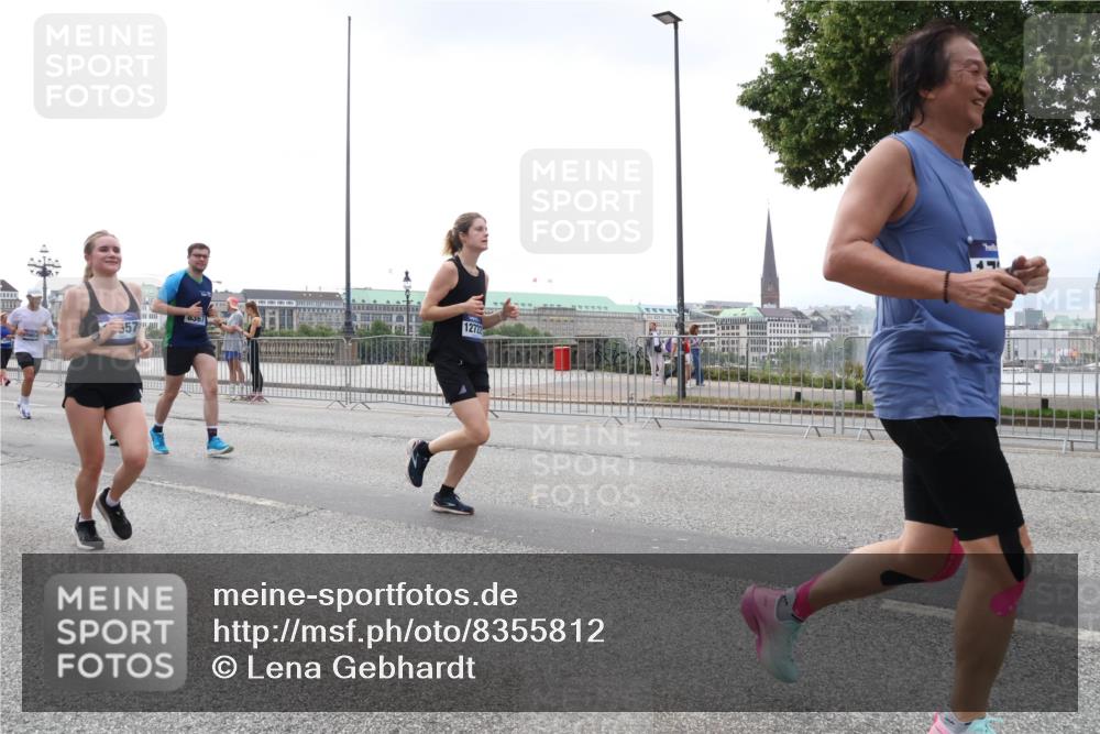 29.06.2025 - hella hamburg halbmarathon Lena Gebhardt http://msf.ph/oto/8355812 29.06.2025 10:38:59 Lombardsbrücke 0367, 557, 56, 1232, 1390, 1451, 1721, 1760, 2524, 2534, 2571, 2574, 2576, 2660, 2693, 2893, 2998, 3216, 3307, 3323, 3726, 3745, 3927, 4028, 4257, 4259, 4260, 4316, 4320, 4410, 4523, 4659, 4964, 5617, 5684, 5913, 6062, 6112, 6611, 6695, 6696, 6875, 7148, 7263, 7341, 7371, 7506, 7561, 7589, 7815, 7849, 8243, 8367, 8457, 8783, 9420, 9446, 9708, 9974, 9977, 10001, 10072, 10315, 10516, 10554, 13060 meine-sportfotos.de