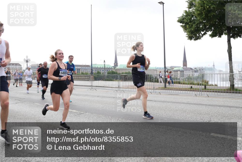 29.06.2025 - hella hamburg halbmarathon Lena Gebhardt http://msf.ph/oto/8355853 29.06.2025 10:38:59 Lombardsbrücke 7263, 14557, 367, 2722, 56, 1232, 1390, 1451, 1721, 1760, 2524, 2534, 2571, 2574, 2576, 2660, 2693, 2893, 2998, 3216, 3307, 3323, 3726, 3745, 3927, 4028, 4257, 4259, 4260, 4316, 4320, 4410, 4523, 4659, 4964, 5617, 5684, 5913, 6062, 6112, 6611, 6695, 6696, 6875, 7148, 7263, 7341, 7371, 7506, 7561, 7589, 7815, 7849, 8243, 8367, 8457, 8783, 9420, 9446, 9708, 9974, 9977, 10001, 10072, 10315, 10516, 10554, 13060 meine-sportfotos.de