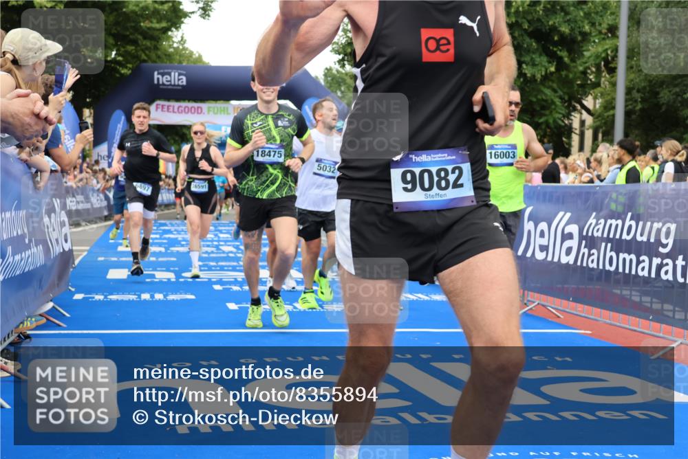 29.06.2025 - hella hamburg halbmarathon Strokosch-Dieckow http://msf.ph/oto/8355894 29.06.2025 10:52:11 Ziel 1482, 2397, 2595, 4419, 4837, 5032, 5087, 5093, 5378, 5482, 6164, 6897, 7732, 7896, 9074, 9082, 12135, 12580, 13726, 14248, 14300, 15275, 15446, 15829, 16003, 16320, 16591, 16666, 17033, 17130, 18475, 18801 meine-sportfotos.de