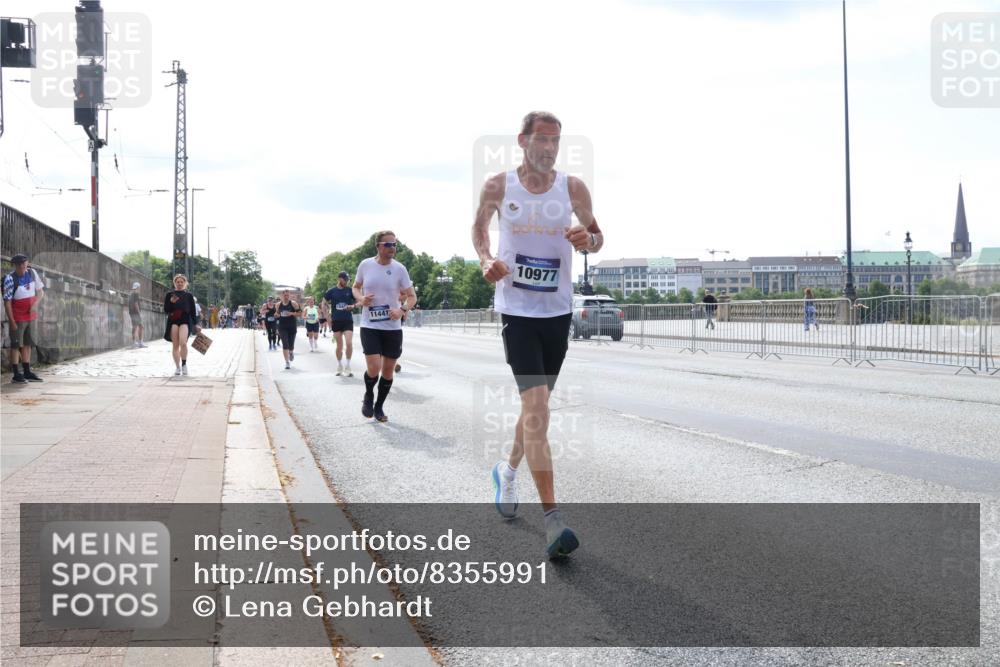 29.06.2025 - hella hamburg halbmarathon Lena Gebhardt http://msf.ph/oto/8355991 29.06.2025 10:13:54 Lombardsbrücke 104, 11441, 10977, 1131, 1194, 1480, 1890, 2055, 2359, 2721, 2904, 2987, 4001, 4032, 4795, 4950, 4962, 5232, 5546, 5631, 5719, 6026, 6287, 6710, 6717, 6724, 7446, 7447, 7460, 7462, 7913, 8057, 8279, 8673, 9128, 9612, 9631, 9886, 10442, 10443, 10977, 11441, 11987, 12313, 12797, 12928, 12929, 12938, 13331, 13788, 13928, 15085, 15482, 15663, 15721, 15722, 15840, 16491, 17439, 17472, 17985, 18041, 18222, 18231, 18236, 18239 meine-sportfotos.de