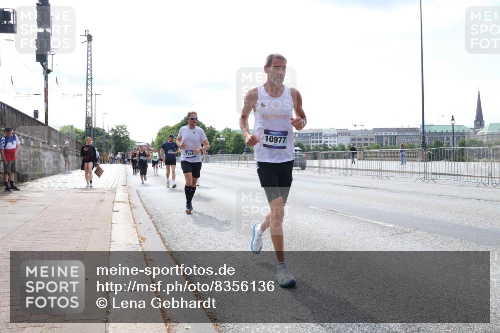 29.06.2025 - hella hamburg halbmarathon Lena Gebhardt http://msf.ph/oto/8356136 29.06.2025 10:13:54 Lombardsbrücke 1044, 1144, 10977, 1131, 1194, 1480, 1890, 2055, 2359, 2721, 2904, 2987, 4001, 4032, 4795, 4950, 4962, 5232, 5546, 5631, 5719, 6026, 6287, 6710, 6717, 6724, 7446, 7447, 7460, 7462, 7913, 8057, 8279, 8673, 9128, 9612, 9631, 9886, 10442, 10443, 10977, 11441, 11987, 12313, 12797, 12928, 12929, 12938, 13331, 13788, 13928, 15085, 15482, 15663, 15721, 15722, 15840, 16491, 17439, 17472, 17985, 18041, 18222, 18231, 18236, 18239 meine-sportfotos.de