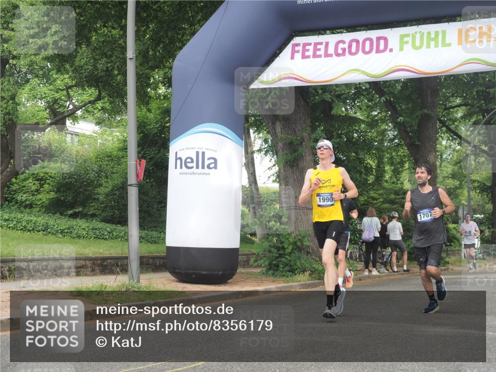 29.06.2025 - hella hamburg halbmarathon KatJ http://msf.ph/oto/8356179 29.06.2025 10:21:55 Zwischen KM18-KM19 1707, 1990, 4463, 4679 meine-sportfotos.de