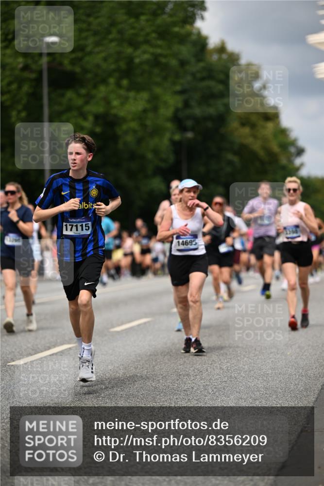 29.06.2025 - hella hamburg halbmarathon Dr. Thomas Lammeyer http://msf.ph/oto/8356209 29.06.2025 10:41:08 Kennedybrücke 1008, 1010, 1253, 1488, 1490, 1597, 1948, 1952, 2072, 2552, 2811, 3165, 3398, 3428, 3714, 3895, 5560, 5786, 5789, 5809, 6184, 6359, 6804, 7202, 7235, 7632, 7707, 7773, 7823, 8257, 8258, 8315, 8936, 8937, 9806, 9918, 10123, 10487, 10862 meine-sportfotos.de