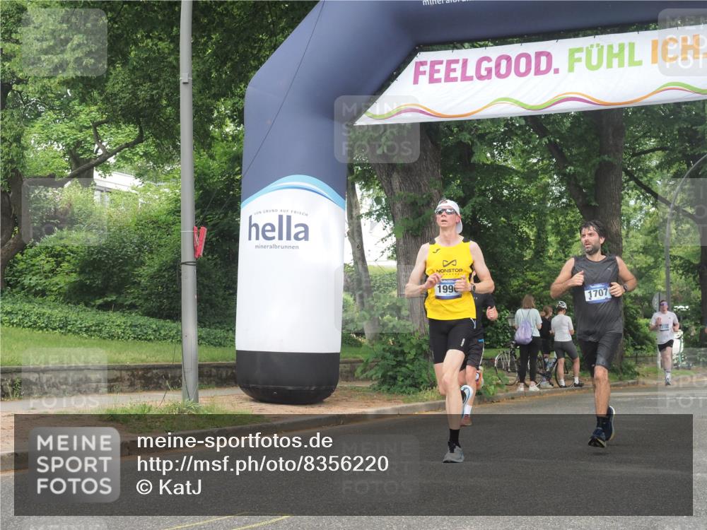 29.06.2025 - hella hamburg halbmarathon KatJ http://msf.ph/oto/8356220 29.06.2025 10:21:55 Zwischen KM18-KM19 1707, 1990, 4463, 4679 meine-sportfotos.de