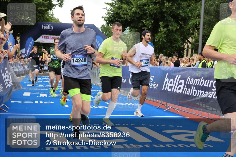 29.06.2025 - hella hamburg halbmarathon Strokosch-Dieckow http://msf.ph/oto/8356236 29.06.2025 10:52:10 Ziel 1482, 2397, 2595, 4419, 4837, 5032, 5087, 5093, 5378, 5482, 6164, 6897, 7732, 7896, 9074, 9082, 12135, 12580, 13726, 14248, 14300, 15275, 15446, 15829, 16003, 16179, 16320, 16591, 16666, 17033, 17130, 18475, 18801 meine-sportfotos.de