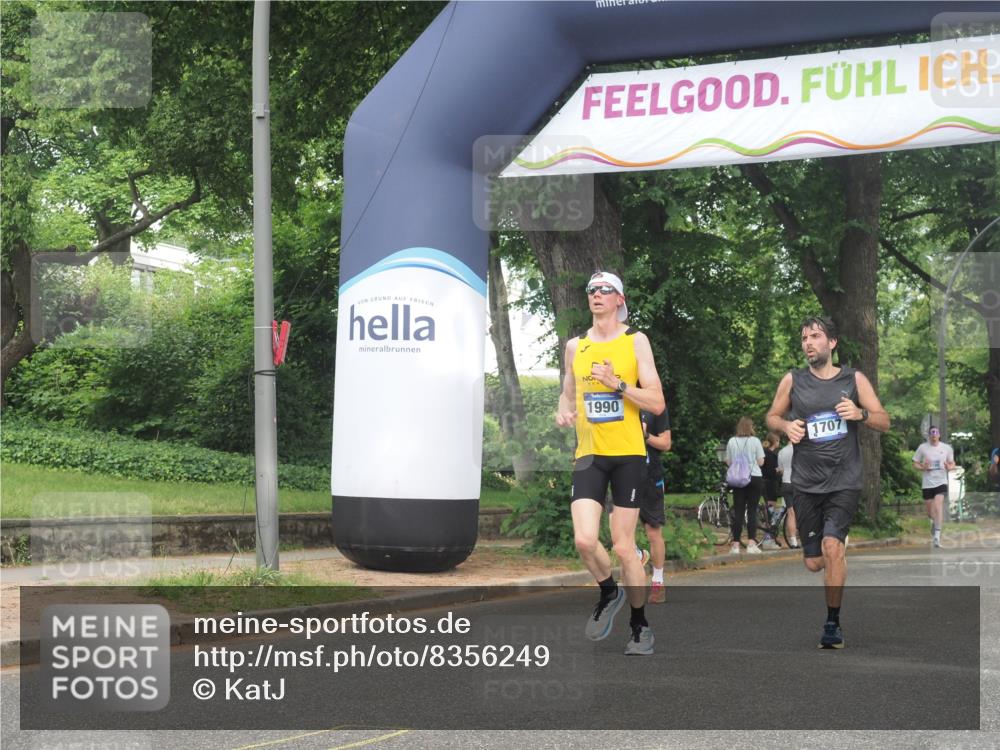29.06.2025 - hella hamburg halbmarathon KatJ http://msf.ph/oto/8356249 29.06.2025 10:21:55 Zwischen KM18-KM19 1707, 1990, 4463, 4679 meine-sportfotos.de
