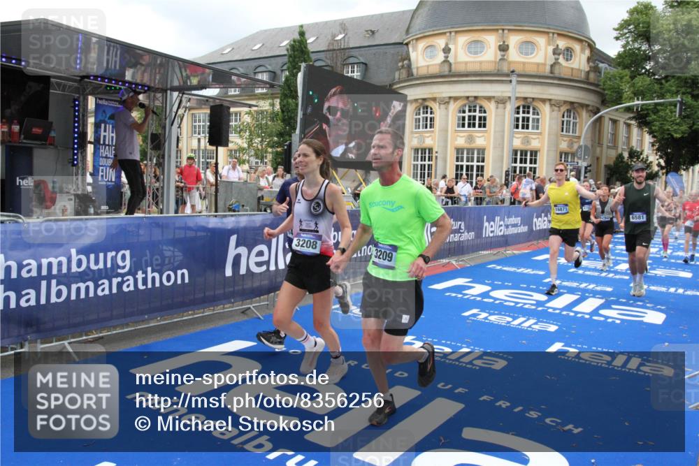 29.06.2025 - hella hamburg halbmarathon Michael Strokosch http://msf.ph/oto/8356256 29.06.2025 10:54:12 Ziel 1410, 3208, 3209, 3898, 5638, 6294, 6443, 6581, 8390, 9791, 11499, 12213, 12379, 13397, 13794, 15169, 15524, 16780, 16871 meine-sportfotos.de