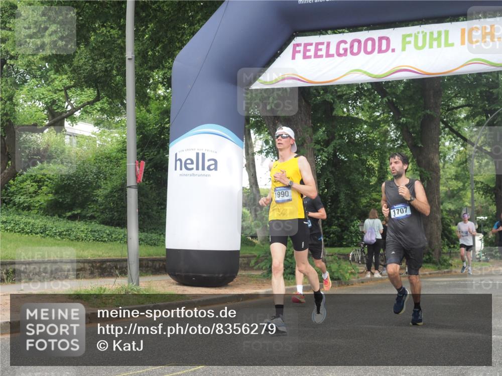 29.06.2025 - hella hamburg halbmarathon KatJ http://msf.ph/oto/8356279 29.06.2025 10:21:55 Zwischen KM18-KM19 1707, 1990, 4463, 4679 meine-sportfotos.de