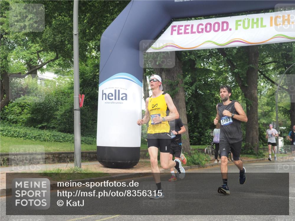29.06.2025 - hella hamburg halbmarathon KatJ http://msf.ph/oto/8356315 29.06.2025 10:21:55 Zwischen KM18-KM19 1707, 1990, 4463, 4679 meine-sportfotos.de
