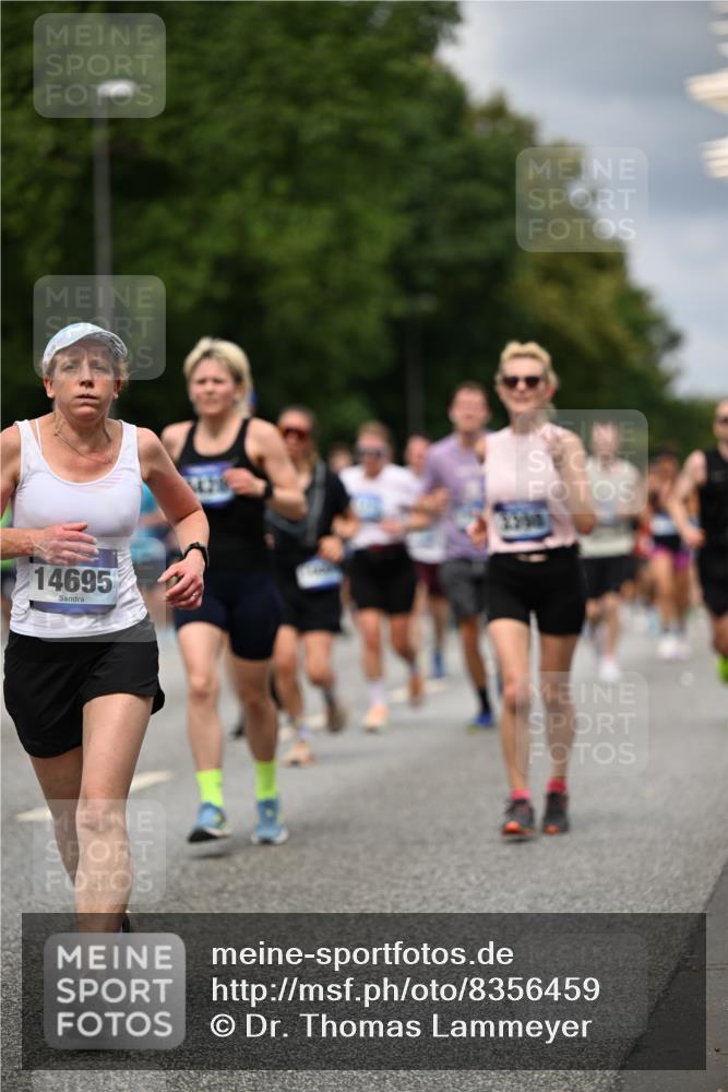 29.06.2025 - hella hamburg halbmarathon Dr. Thomas Lammeyer http://msf.ph/oto/8356459 29.06.2025 10:41:10 Kennedybrücke 56, 1253, 1488, 1490, 1597, 1948, 1952, 2072, 2552, 2811, 3165, 3398, 3428, 3714, 3895, 5560, 5786, 5789, 5809, 6359, 6804, 7202, 7235, 7632, 7707, 7773, 7823, 8257, 8258, 8315, 8936, 8937, 9806, 9918, 10112, 10123, 10487, 10862 meine-sportfotos.de