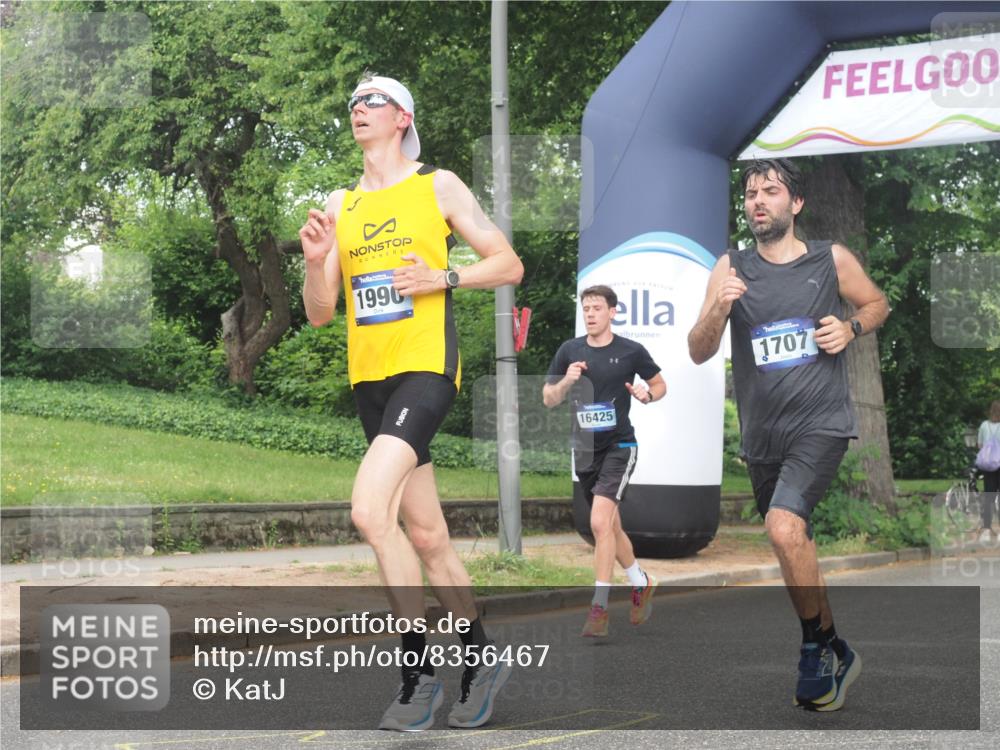 29.06.2025 - hella hamburg halbmarathon KatJ http://msf.ph/oto/8356467 29.06.2025 10:21:56 Zwischen KM18-KM19 1707, 1990, 4679 meine-sportfotos.de