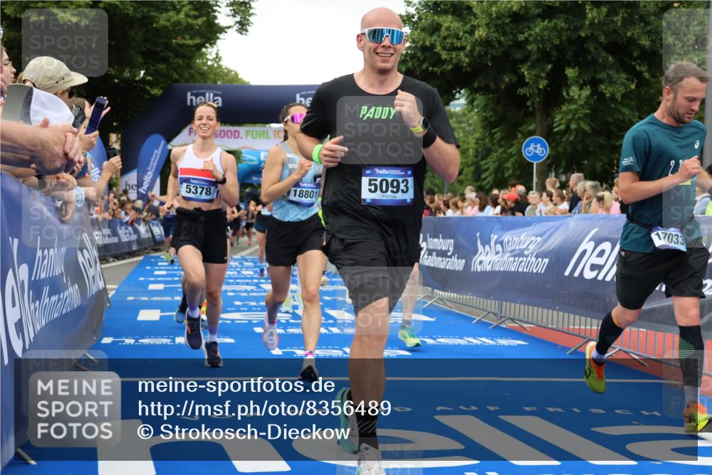 29.06.2025 - hella hamburg halbmarathon Strokosch-Dieckow http://msf.ph/oto/8356489 29.06.2025 10:52:08 Ziel 1482, 2397, 2595, 4837, 5032, 5087, 5093, 5378, 5482, 6897, 7732, 9074, 9082, 12135, 12580, 13726, 14248, 14300, 15275, 15506, 15829, 16003, 16179, 16320, 16591, 16666, 17033, 17130, 18475, 18801 meine-sportfotos.de