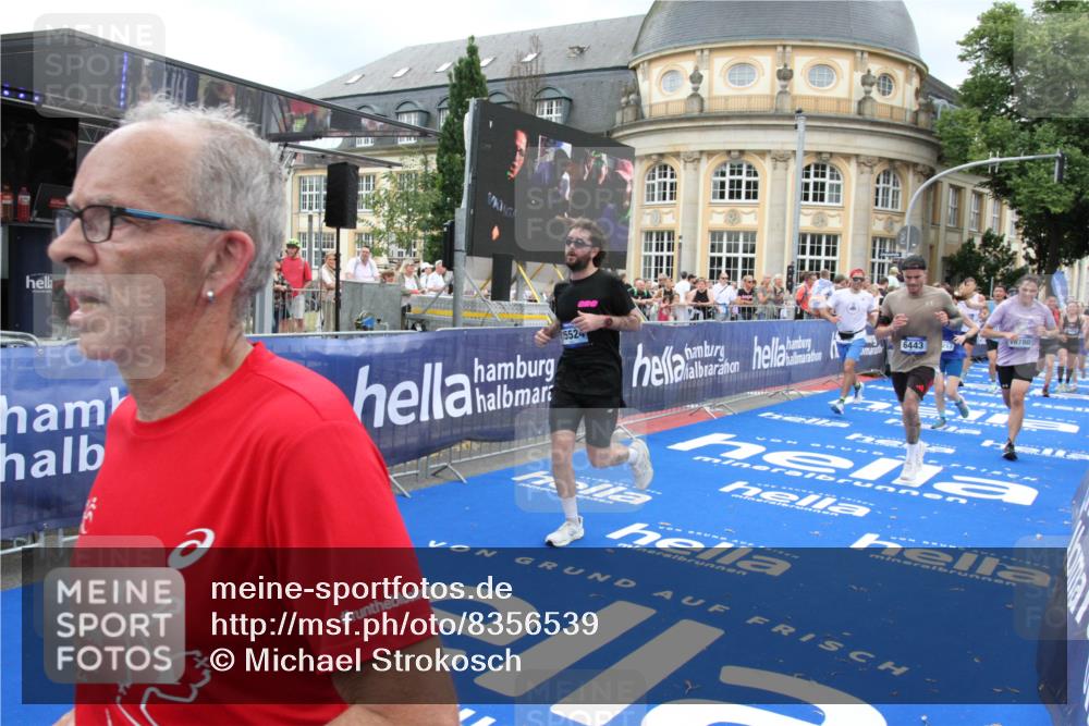 29.06.2025 - hella hamburg halbmarathon Michael Strokosch http://msf.ph/oto/8356539 29.06.2025 10:54:16 Ziel 3103, 3177, 3861, 3898, 5638, 6082, 6084, 6294, 6443, 7274, 8223, 8390, 9791, 12213, 13033, 13397, 13794, 15169, 15524, 16527, 16780, 17087 meine-sportfotos.de