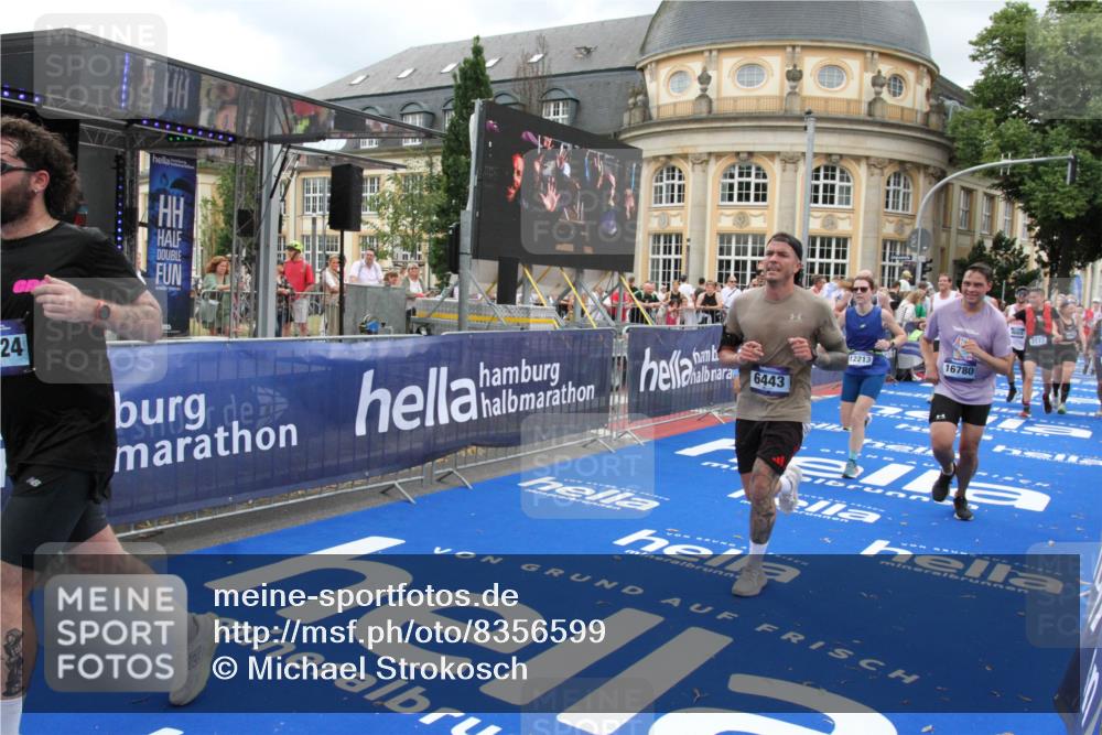29.06.2025 - hella hamburg halbmarathon Michael Strokosch http://msf.ph/oto/8356599 29.06.2025 10:54:17 Ziel 3103, 3177, 3861, 3898, 5638, 6082, 6084, 6443, 7274, 8223, 8390, 9791, 11430, 12213, 13033, 13794, 13803, 15169, 15524, 16527, 16780, 17087 meine-sportfotos.de