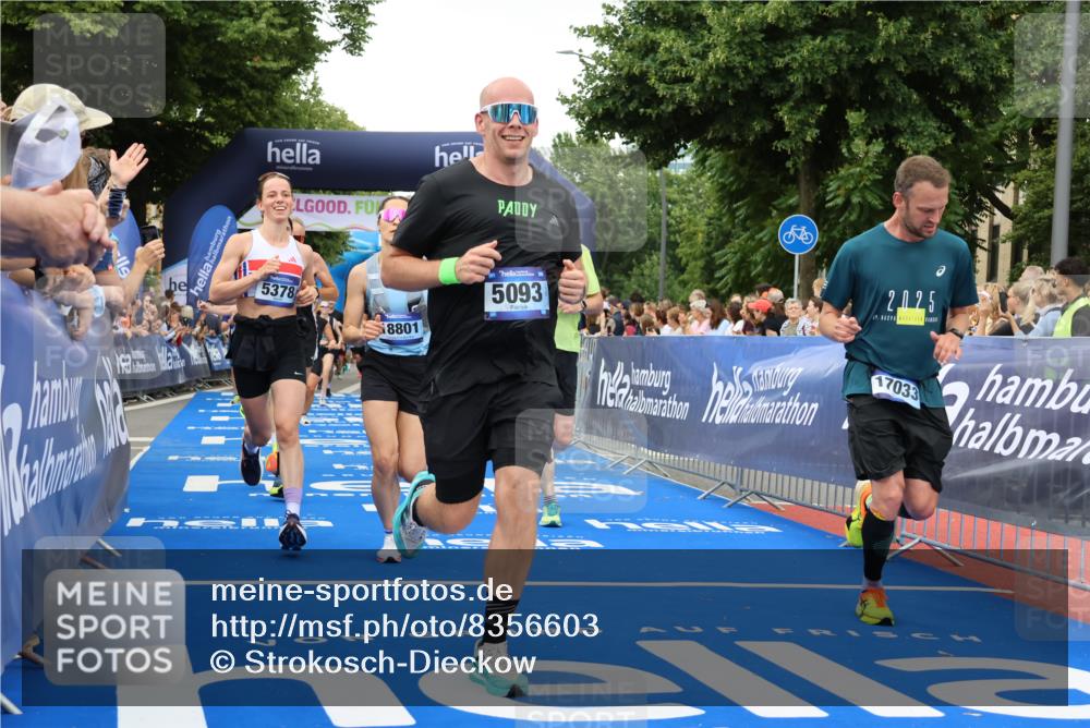 29.06.2025 - hella hamburg halbmarathon Strokosch-Dieckow http://msf.ph/oto/8356603 29.06.2025 10:52:08 Ziel 1482, 2397, 2595, 4837, 5032, 5087, 5093, 5378, 5482, 6897, 7732, 9074, 9082, 12135, 12580, 13726, 14248, 14300, 15275, 15506, 15829, 16003, 16179, 16320, 16591, 16666, 17033, 17130, 18475, 18801 meine-sportfotos.de