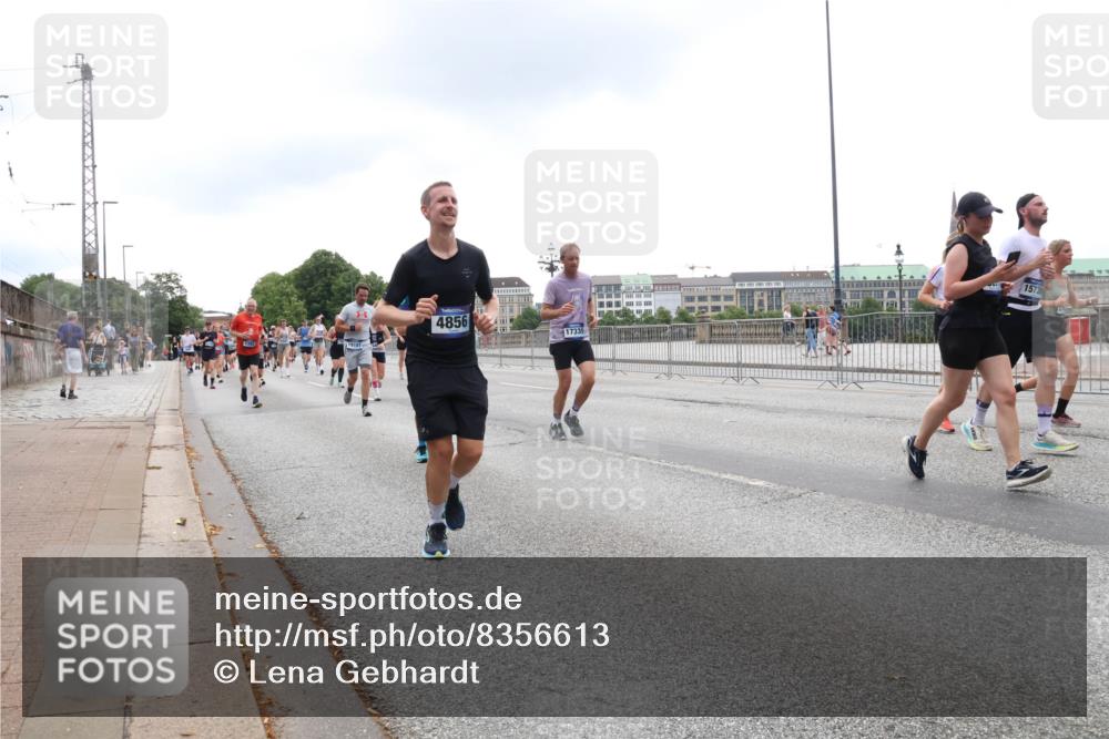 29.06.2025 - hella hamburg halbmarathon Lena Gebhardt http://msf.ph/oto/8356613 29.06.2025 10:48:06 Lombardsbrücke 19101, 4856, 17339, 1573, 1045, 1157, 1174, 1175, 1246, 1392, 1618, 1639, 1645, 1701, 1926, 2037, 2163, 2195, 2197, 2418, 2475, 2491, 2545, 2650, 2704, 2756, 2790, 2909, 2958, 3049, 3320, 3468, 3504, 3679, 3933, 4327, 4588, 4856, 5585, 5781, 5886, 5952, 6143, 7240, 7393, 7394, 7427, 7532, 7916, 7970, 8077, 8310, 8521, 8550, 8774, 8948, 9356, 9687, 9696, 9697, 9775, 9921, 10145, 10658, 10777, 10794, 10991, 11548, 11742, 11781, 11802, 11909, 12431 meine-sportfotos.de