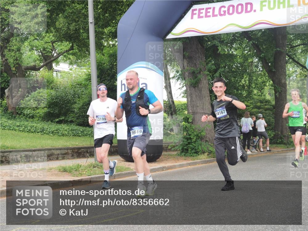 29.06.2025 - hella hamburg halbmarathon KatJ http://msf.ph/oto/8356662 29.06.2025 10:22:01 Zwischen KM18-KM19 1707, 1990 meine-sportfotos.de