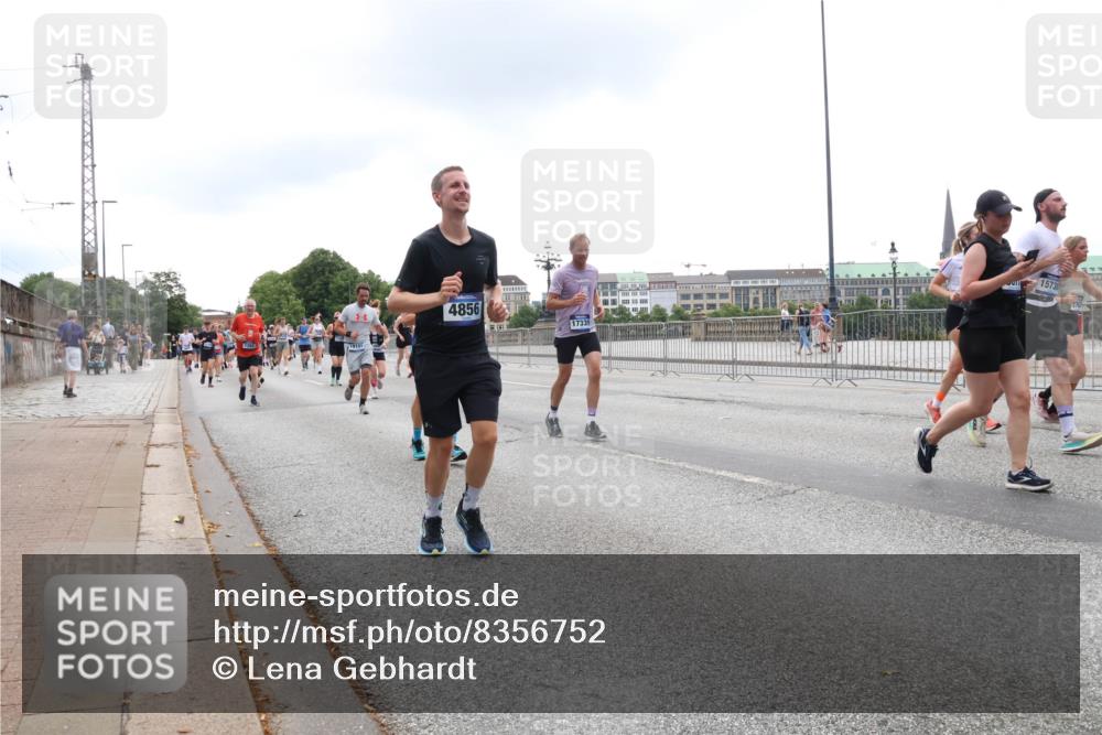 29.06.2025 - hella hamburg halbmarathon Lena Gebhardt http://msf.ph/oto/8356752 29.06.2025 10:48:06 Lombardsbrücke 4856, 17339, 1573, 1045, 1157, 1174, 1175, 1246, 1392, 1618, 1639, 1645, 1701, 1926, 2037, 2163, 2195, 2197, 2418, 2475, 2491, 2545, 2650, 2704, 2756, 2790, 2909, 2958, 3049, 3320, 3468, 3504, 3679, 3933, 4327, 4588, 4856, 5585, 5781, 5886, 5952, 6143, 7240, 7393, 7394, 7427, 7532, 7916, 7970, 8077, 8310, 8521, 8550, 8774, 8948, 9356, 9687, 9696, 9697, 9775, 9921, 10145, 10658, 10777, 10794, 10991, 11548, 11742, 11781, 11802, 11909, 12431 meine-sportfotos.de